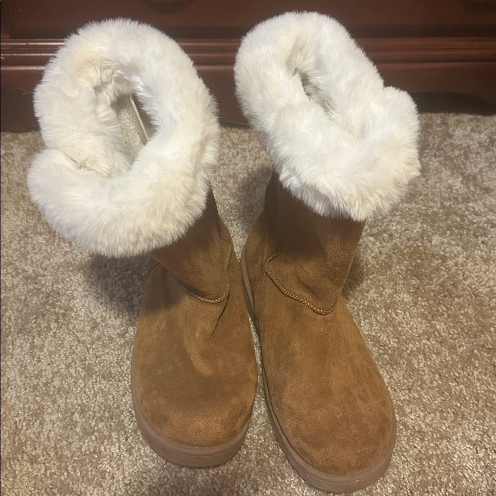 SO Women's Tan Winter Boots with White Fur